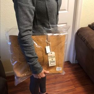 T-Shirt & Jeans shoulder bag